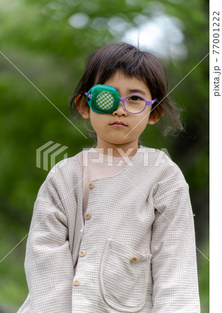 苦しそうな女の子 77001222