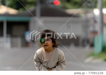 苦しそうな女の子 77001226