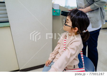 メガネをかけた女の子 メガネデビュー メガネをかけた女の子 メガネデビュー 77001287