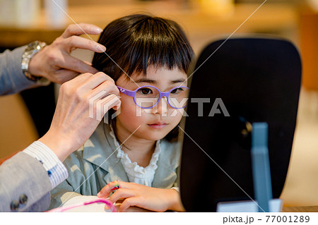 メガネをかけた女の子　メガネデビュー 77001289