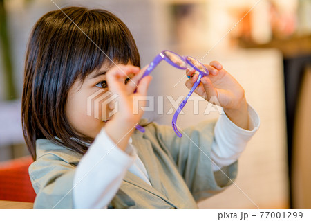 メガネをかけた女の子　メガネデビュー 77001299