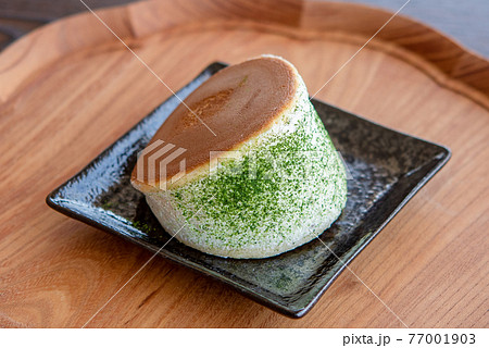 お盆に乗ったどら焼きで作ったマリトッツォ 茶筅 抹茶パウダー 粒あん 生クリームの写真素材