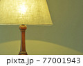 薄明かりの室内に マホガニー製 アンティークランプ.  英国家具（ビビッド調・ソフトフォーカス） 77001943
