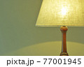 薄明かりの室内に マホガニー製 アンティークランプ.  英国家具（ビビッド調・ソフトフォーカス） 77001945