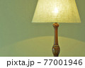 薄明かりの室内に マホガニー製 アンティークランプ.  英国家具（ビビッド調・ソフトフォーカス） 77001946