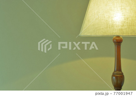 薄明かりの室内に マホガニー製 アンティークランプ.  英国家具（ビビッド調・ソフトフォーカス） 77001947