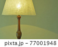 薄明かりの室内に マホガニー製 アンティークランプ.  英国家具（ビビッド調・ソフトフォーカス） 77001948