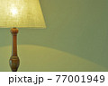 薄明かりの室内に マホガニー製 アンティークランプ.  英国家具（ビビッド調・ソフトフォーカス） 77001949