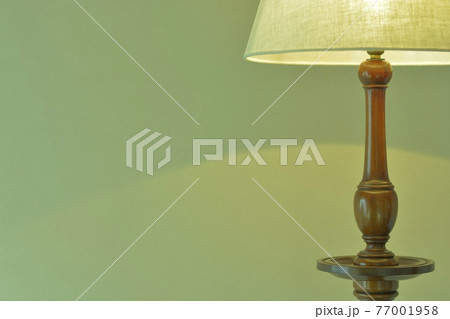 薄明かりの室内に マホガニー製 アンティークランプ.  英国家具（ビビッド調・ソフトフォーカス） 77001958
