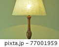 薄明かりの室内に マホガニー製 アンティークランプ.  英国家具（ビビッド調・ソフトフォーカス） 77001959