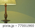 薄明かりの室内に マホガニー製 アンティークランプ.  英国家具（ビビッド調・ソフトフォーカス） 77001960