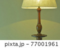 薄明かりの室内に マホガニー製 アンティークランプ.  英国家具（ビビッド調・ソフトフォーカス） 77001961