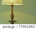 薄明かりの室内に マホガニー製 アンティークランプ.  英国家具（ビビッド調・ソフトフォーカス） 77001962