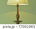 薄明かりの室内に マホガニー製 アンティークランプ.  英国家具（ビビッド調・ソフトフォーカス） 77001963