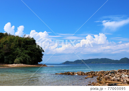 瀬戸内のハワイ、周防大島から眺める夏の海と島 77003095
