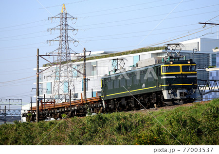 築堤を行くEF81113レール輸送列車 築堤を行くEF81113レール輸送列車 77003537