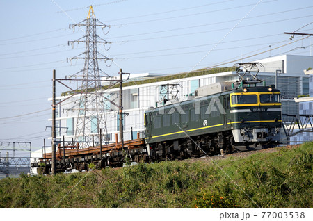築堤を行くEF81113レール輸送列車 築堤を行くEF81113レール輸送列車 77003538