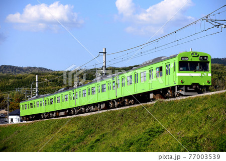 奈良線を走るウグイス色の103系4両 奈良線を走るウグイス色の103系4両 77003539