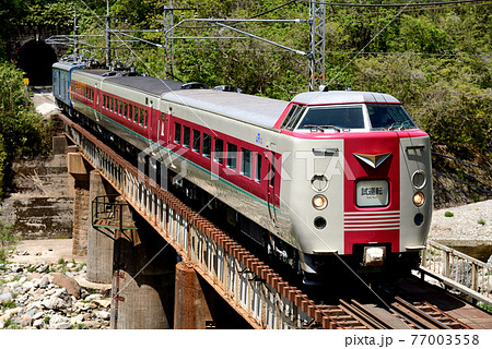 伯備線を走る381系試運転列車 77003558