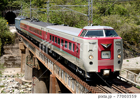 伯備線を走る381系試運転列車 伯備線を走る381系試運転列車 77003559