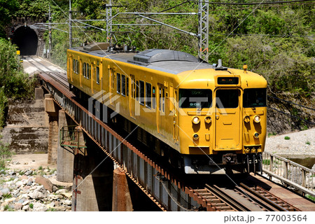 伯備線を行く115系普通電車2両 77003564