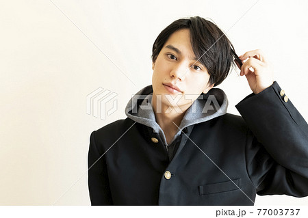 学ランを着た男子学生のポートレート 学ランを着た男子学生のポートレート 77003737