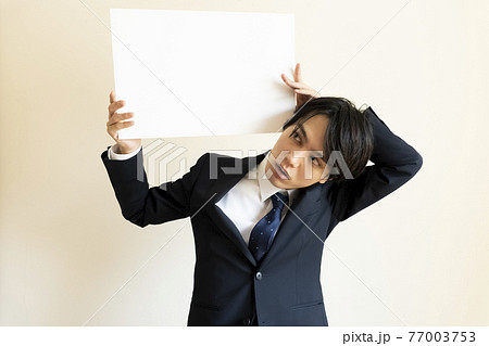 スーツを着た男性とメッセージボード スーツを着た男性とメッセージボード 77003753