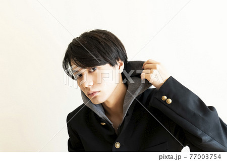 学ランを着た男子学生のポートレート 77003754