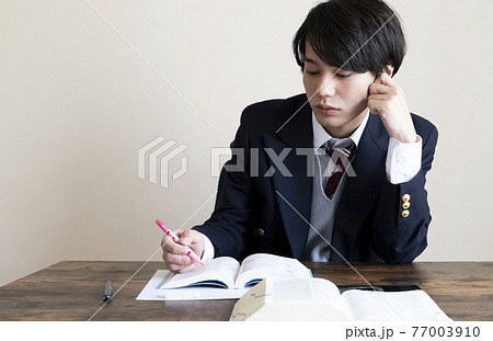勉強をする男子学生 勉強をする男子学生 77003910