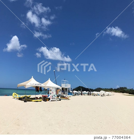 快晴の沖縄の海とビーチの風景 77004364