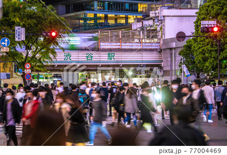 日本の東京都市景観　3度目の宣言前夜。多くの人出…もはや国民には響かない…＝24日、渋谷 77004469