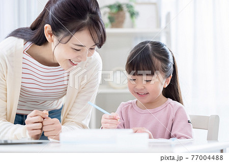 ファミリーイメージ　ママと宿題をする女の子 77004488