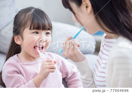 ライフスタイル　歯磨きをする女の子とママ 77004696