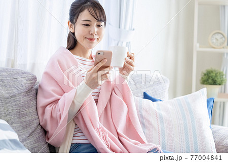 ライフスタイル スマホを見る若い女性 ライフスタイル スマホを見る若い女性 77004841