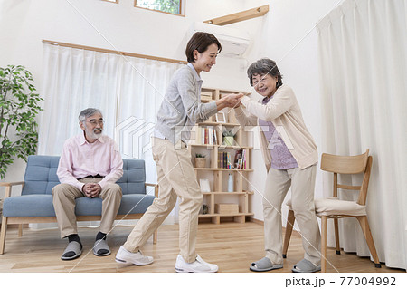 歩行介助する介護士　介護イメージ 77004992