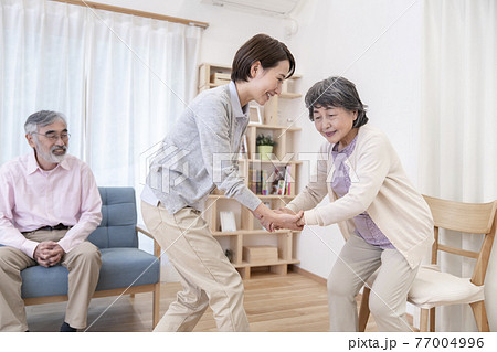 歩行介助する介護士 介護イメージ 歩行介助する介護士 介護イメージ 77004996