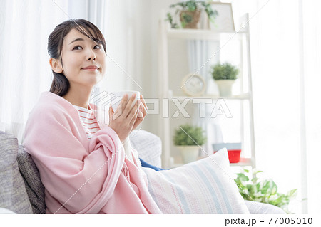 ライフスタイル　スマホを見る若い女性 77005010