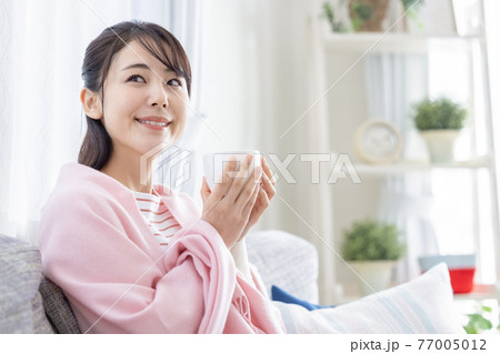 ライフスタイル　スマホを見る若い女性 77005012