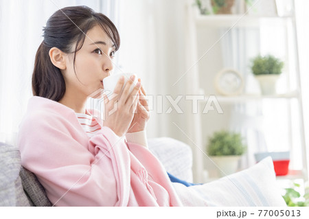 ライフスタイル　スマホを見る若い女性 77005013