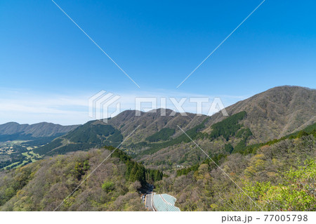 金時山の登山道から見た景色（長尾山と乙女峠方向） 77005798