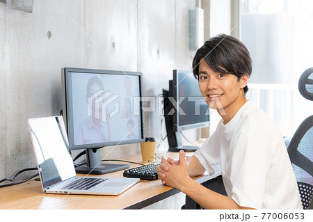 オンラインを活用する大学生 77006053