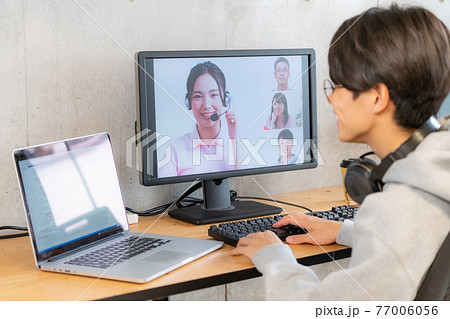 オンラインで打ち合わせをするエンジニア オンラインで打ち合わせをするエンジニア 77006056