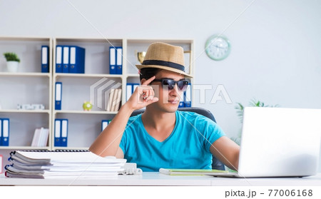 Businessman preparing for vacation in the office 77006168