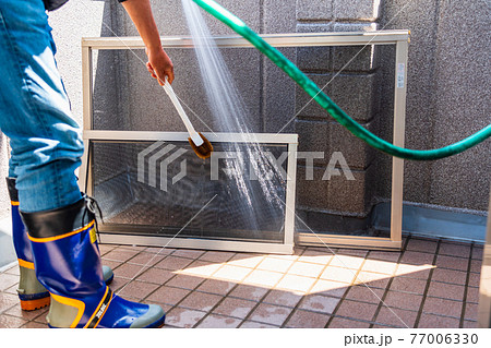 花粉で汚れた網戸の清掃　天気の良い日 77006330