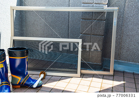 花粉で汚れた網戸の清掃 天気の良い日 花粉で汚れた網戸の清掃 天気の良い日 77006331