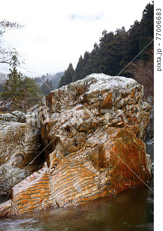 地球科學教材 12月 足尾山大石川的虎岩 虎井岩 照片素材 圖片 圖庫