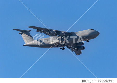 着陸体制のアメリカ軍の超大型輸送機 C-5ギャラクシー(福生市・東京) 着陸体制のアメリカ軍の超大型輸送機 C-5ギャラクシー(福生市・東京) 77006941