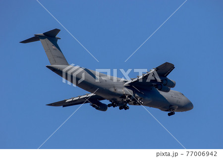 着陸体制のアメリカ軍の超大型輸送機 C-5ギャラクシー(福生市・東京) 着陸体制のアメリカ軍の超大型輸送機 C-5ギャラクシー(福生市・東京) 77006942