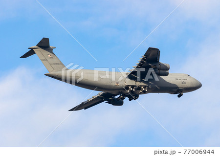 着陸体制のアメリカ軍の超大型輸送機 C-5ギャラクシー(福生市・東京) 着陸体制のアメリカ軍の超大型輸送機 C-5ギャラクシー(福生市・東京) 77006944