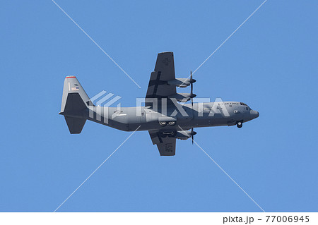 訓練飛行するアメリカ空軍のC-130Jスーパーハーキュリーズ（福生市・東京） 77006945